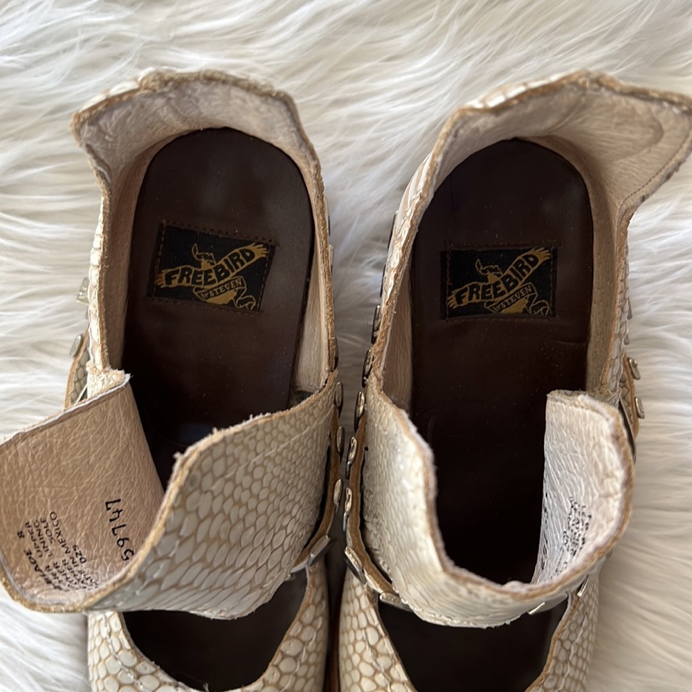 Freebird blade white croco booties with buckle accents size 8 runs big - Picture 5 of 8